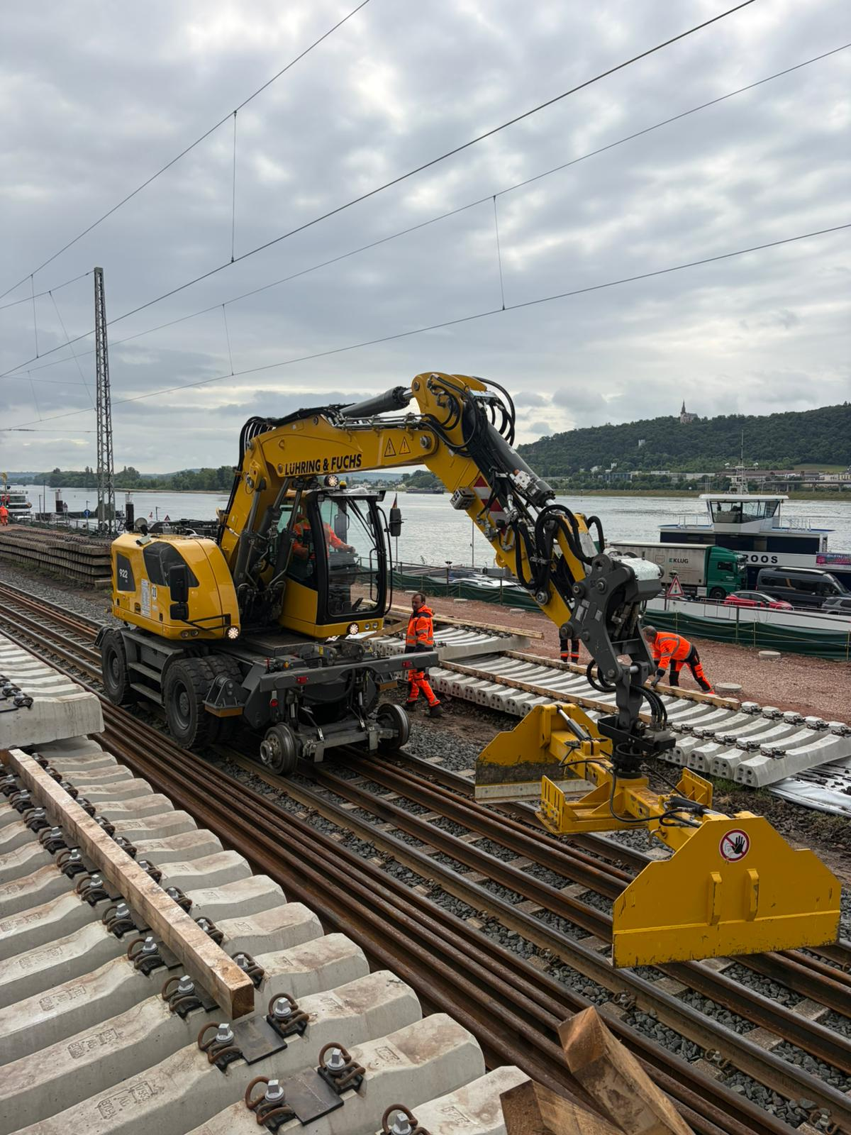Liebherr-Zweiwegebagger im Gleisbau im Einsatz am Rhein